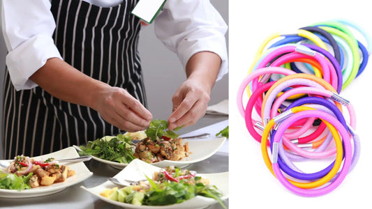 Astuces pour éviter que tes cheveux ne te dérangent pendant la préparation de repas