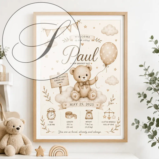 Ours en peluche beige avec nœud papillon assis sur des nuages tenant un ballon illustration pour annonce de naissance