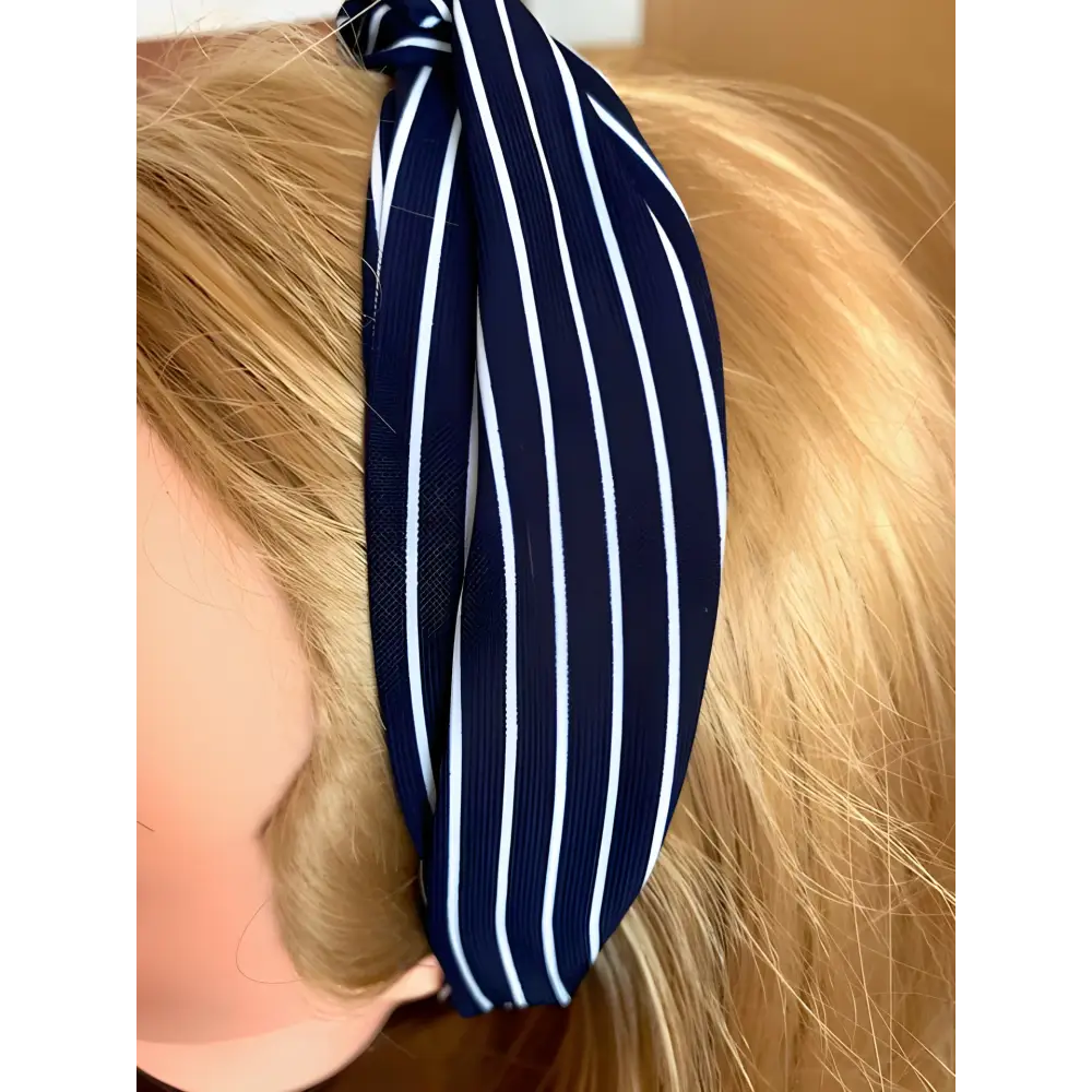 Bandeau cheveux rayé bleu marine en satin pour toutes les occasions.