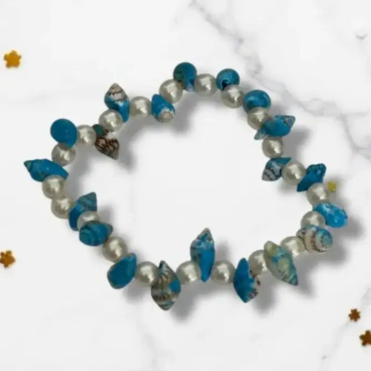 Bracelet bohème chic pour femme, orné d’un coquillage turquoise et de perles blanches
