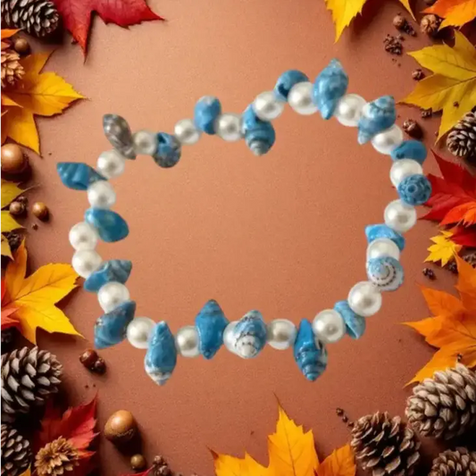 Bracelet femme élastique avec perles blanches et coquillage bleu turquoise.