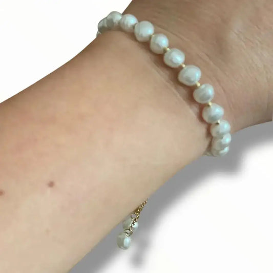 bracelet perles et chaîne dorée, idéal pour compléter votre style.