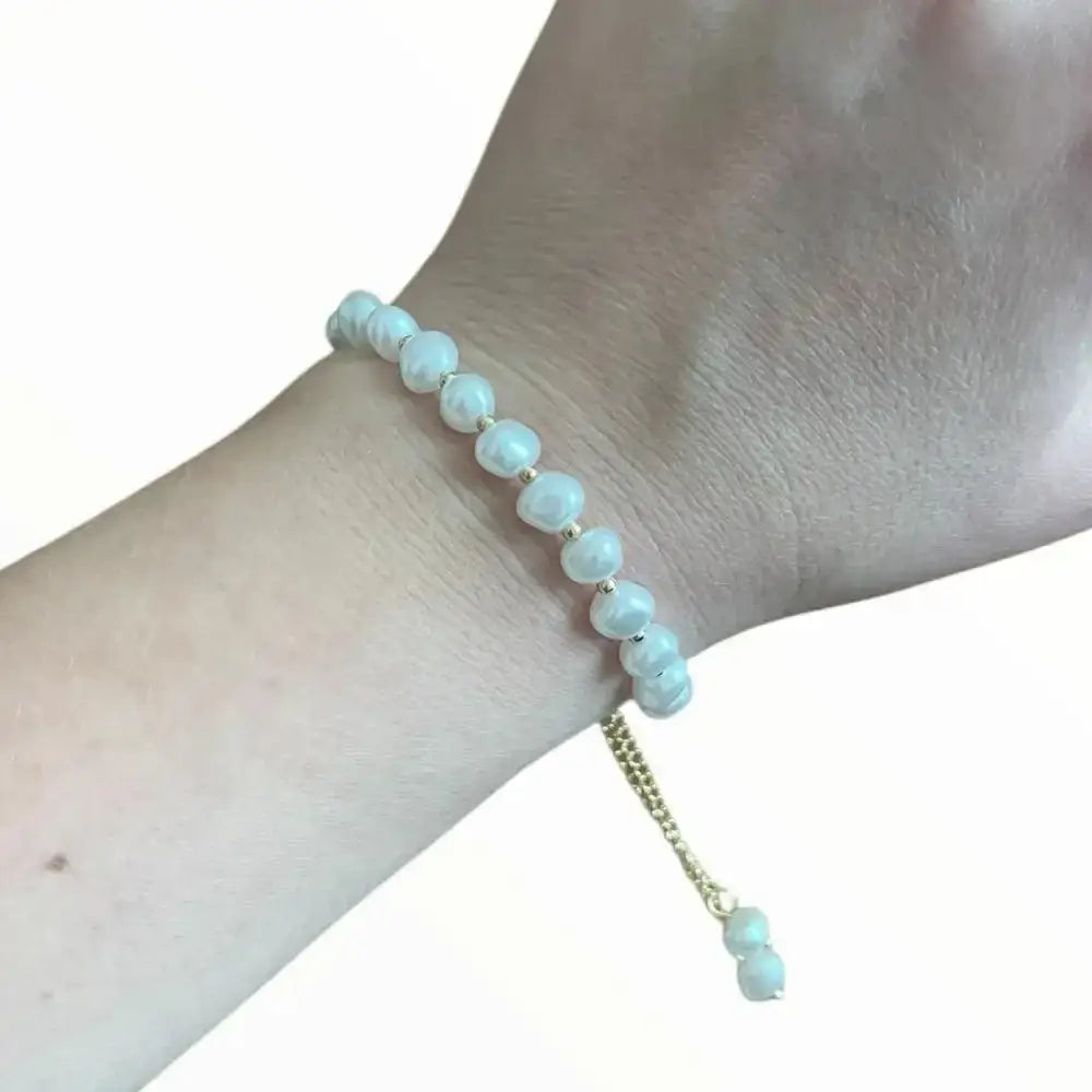 Bracelet Perles blanches délicates et chaîne dorée