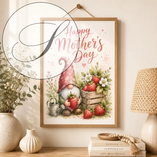 Affiche murale à télécharger cadeau fête avec cadre en bois et gnome rose tenant des fraises pour cadeau fete de mere