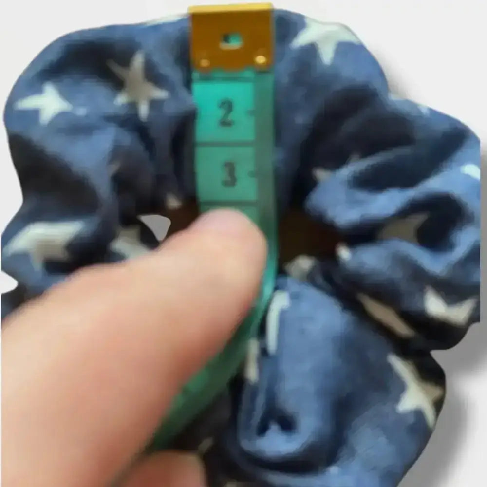 Chouchou cheveux en denim bleu foncé – look élégant et urbain