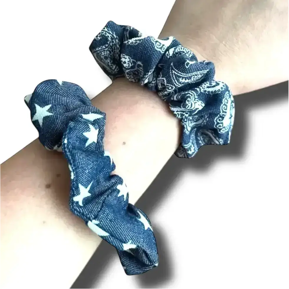 Chouchou cheveux denim porté avec un style casual au quotidien