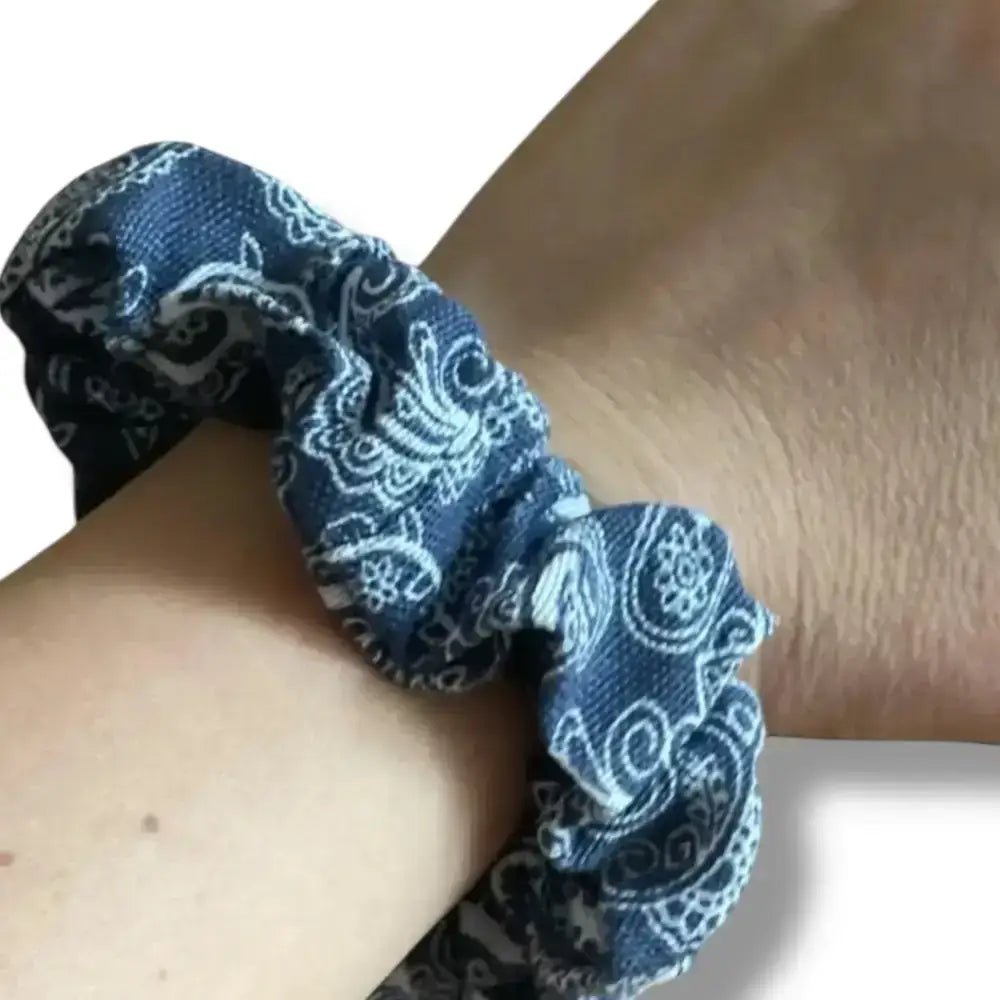 Chouchou cheveux en denim pour coiffure en queue-de-cheval