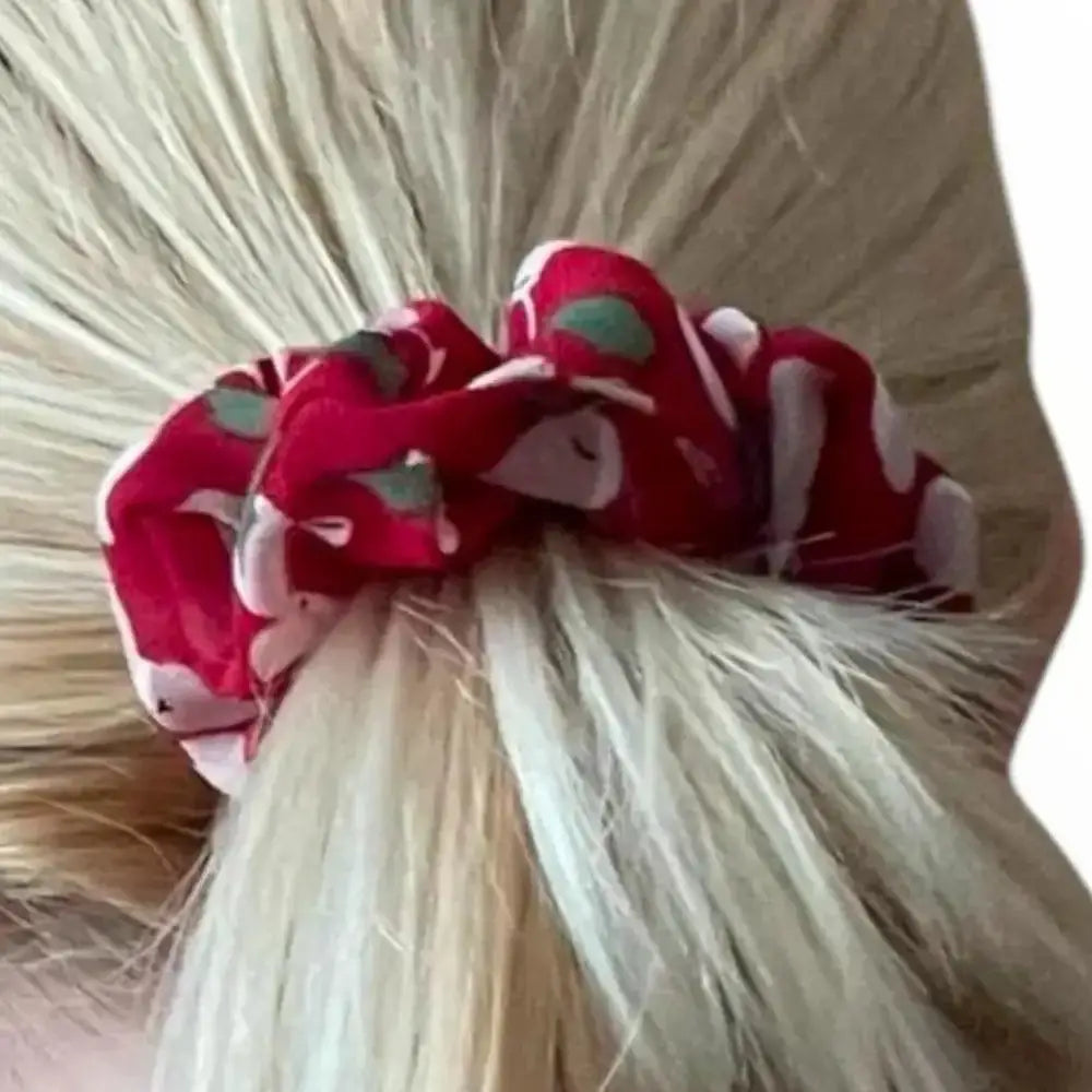 Chouchou floral rouge pour une coiffure romantique