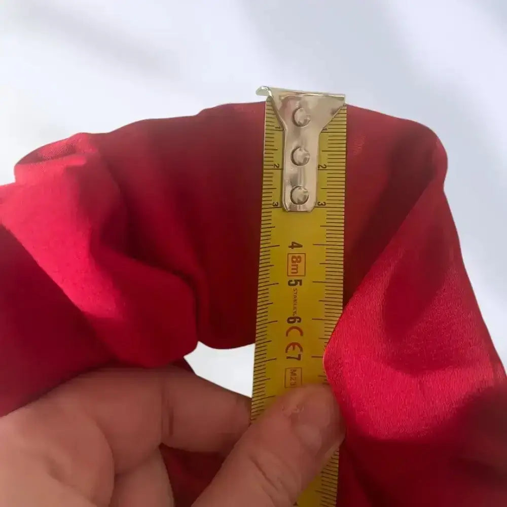 chouchou cheveux bouclés en satin rouge – accessoire capillaire élégant