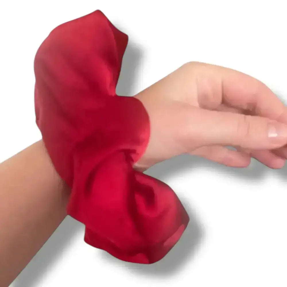 Chouchoucheveux satin rouge – scrunchie chic pour coiffures 2025