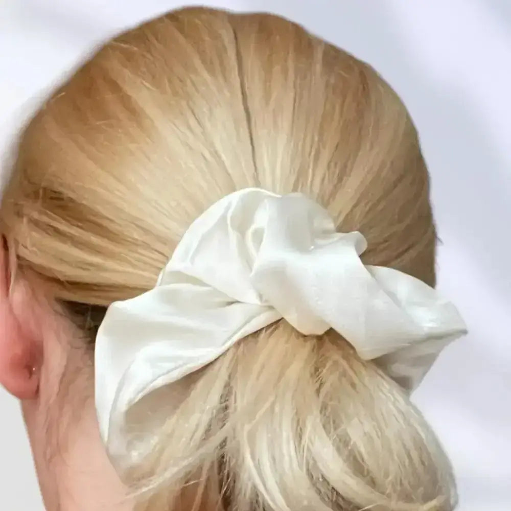 Chouchou cheveux  satin beige chic pour cheveux longs – accessoire cheveux femme