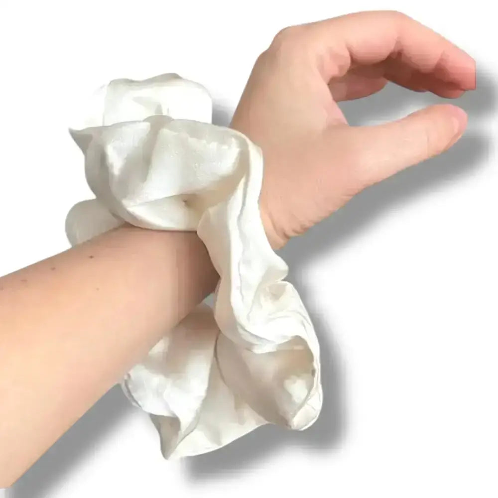 Chouchou cheveux tendance 2025 – scrunchie satin rouge et beige pour coiffure