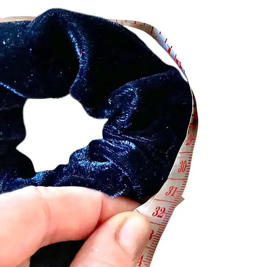 Chouchou cheveux en velours bleu marine doux et élégant