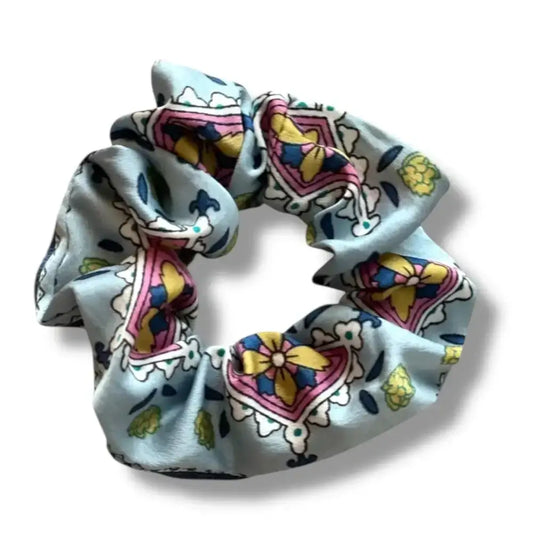 Chouchou cheveux satin floral bleu pour un look printanier élégant