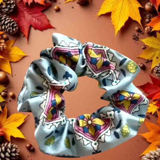 Chouchou Cheveux Satin Floral Bleu – Scrunchie Élégant Tendance 2025 - Chouchous et élastiques
