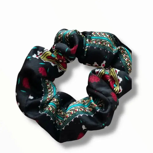 Chouchou cheveux en satin noir avec motifs floraux colorés – accessoire femme tendance 2025