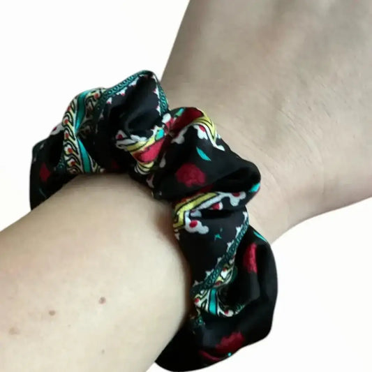 Scrunchie fleuri en satin pour cheveux longs – look printemps été