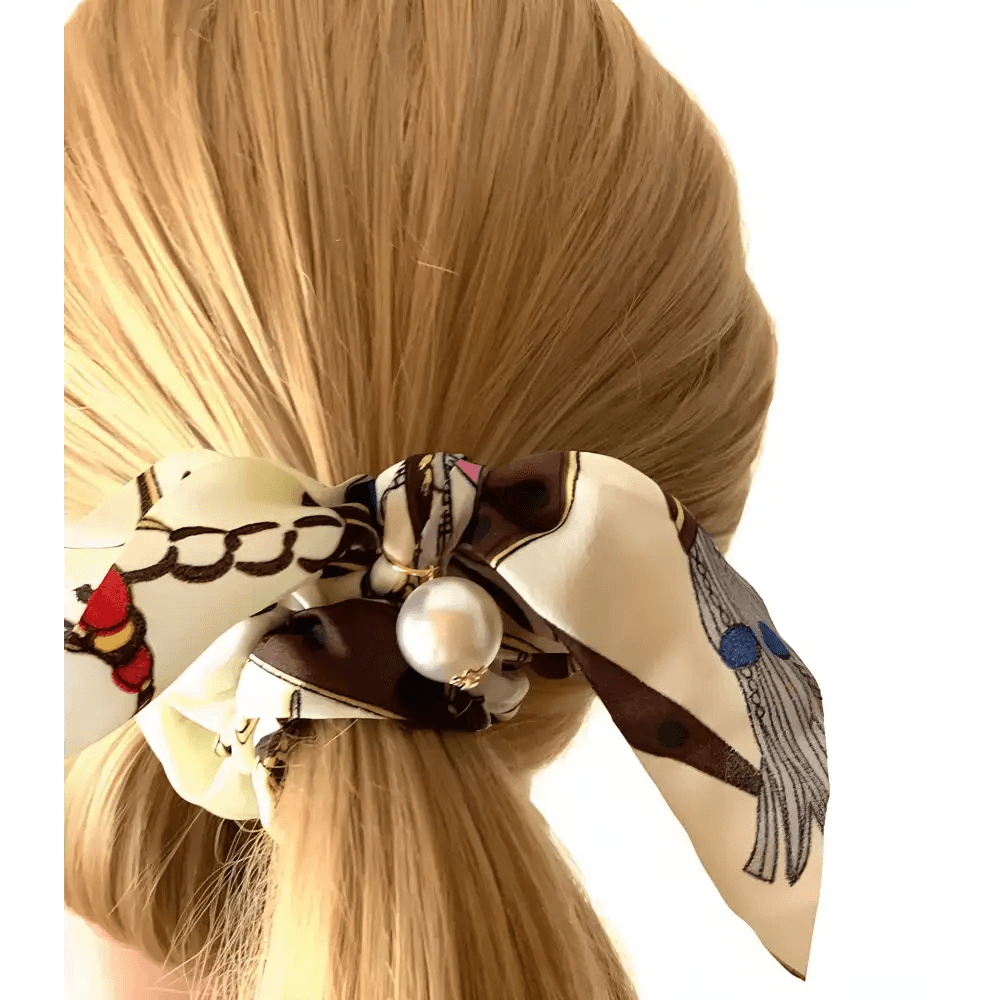 Chouchou-foulard satin beige motif chaines une perle blanche