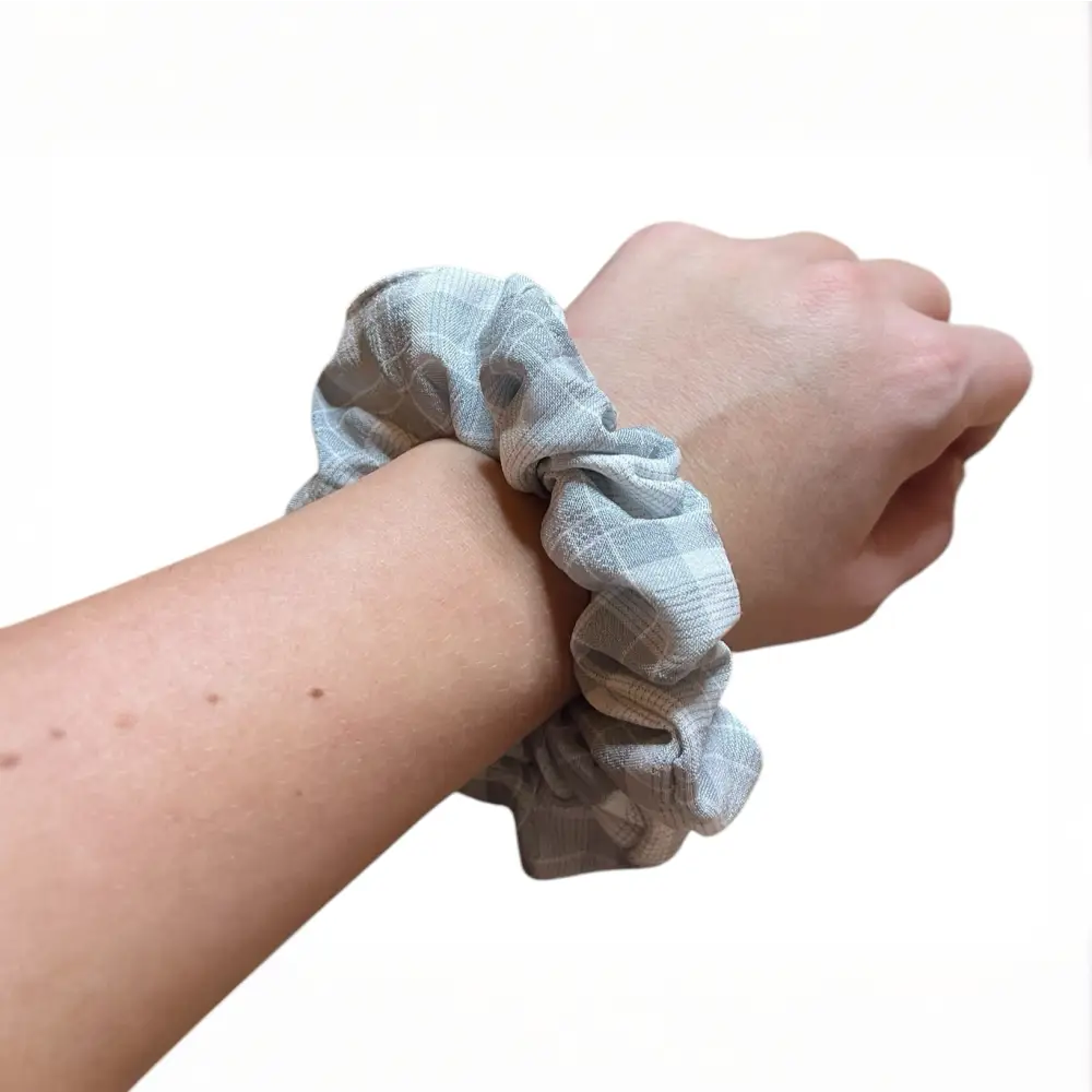 Chouchou Gris en Gaze de Coton à Carreaux Blanc – Accessoire Cheveux pour Fins ou Épais - Chouchous et élastiques