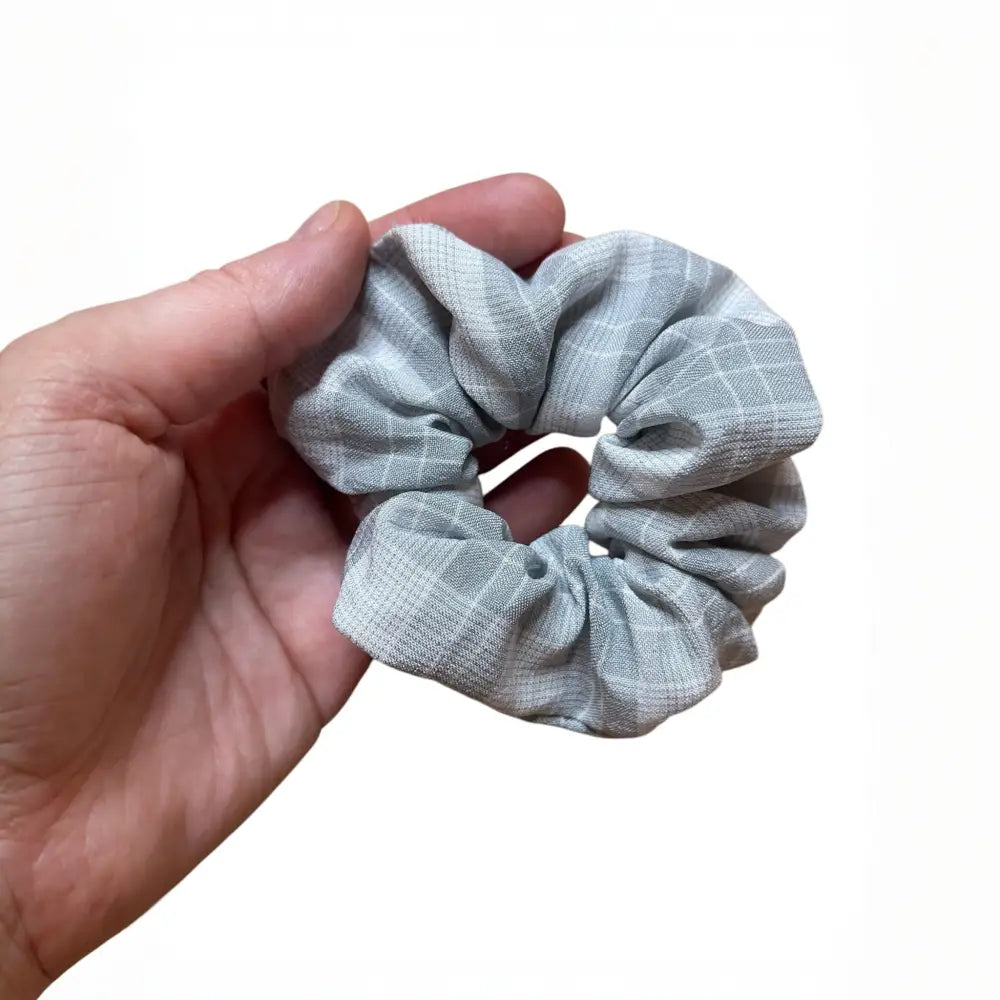 Chouchou Gris en Gaze de Coton à Carreaux Blanc – Accessoire Cheveux pour Fins ou Épais - Chouchous et élastiques