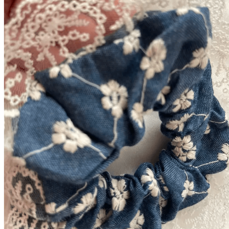 Chouchou cheveux denim avec broderie florale et elastique cheveux.