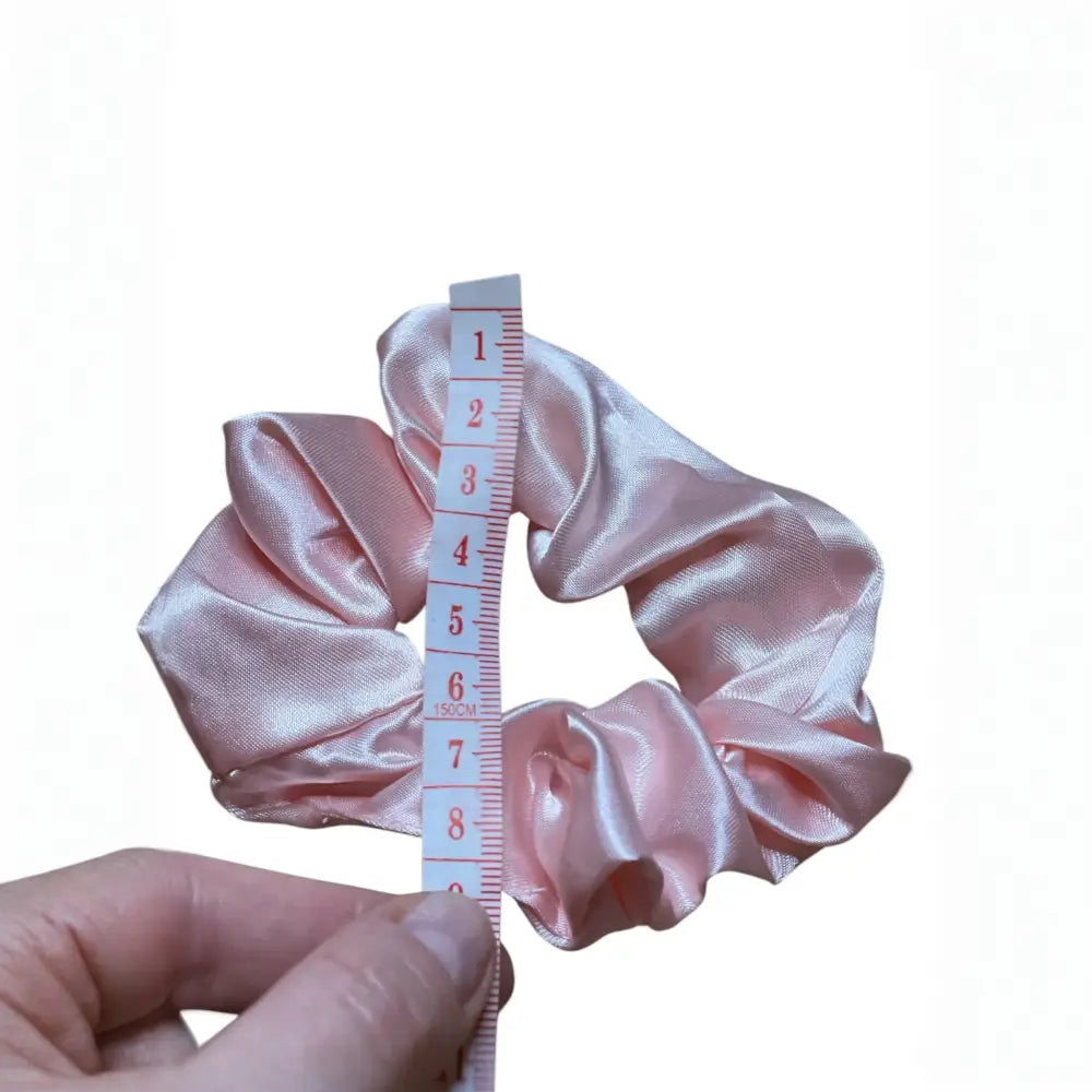 Chouchou pour cheveux rose sur fond blanc