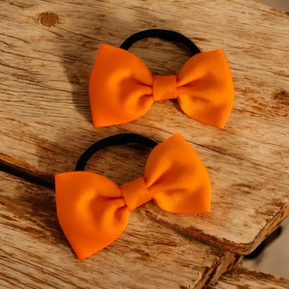 Élastique cheveux fille orange avec nœud papillon élégant, vue rapprochée