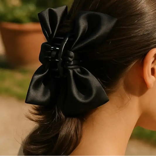 Coiffure femme réalisée avec une pince à cheveux noire et nœud satin
