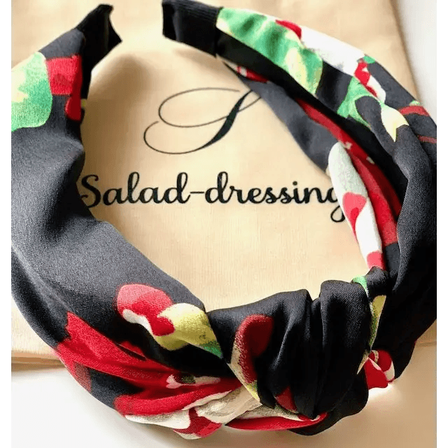Serre-tête turban en satin noir orné d'un motif floral DORIAN