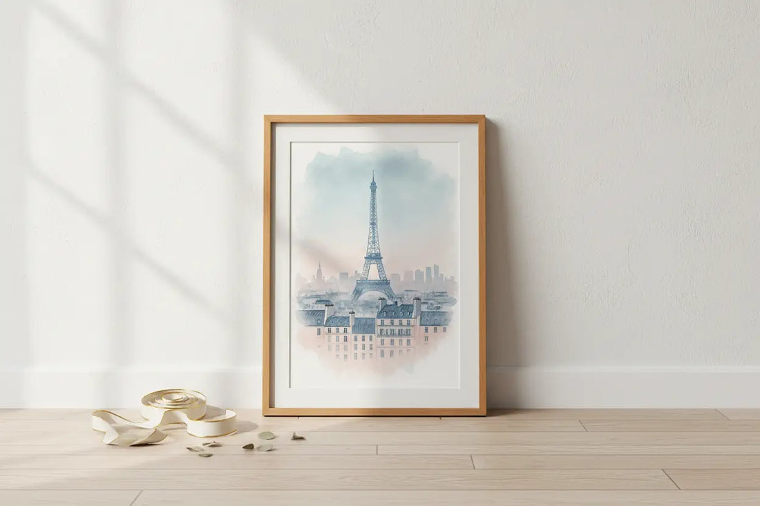 Affiche paris cadeau souvenir avec poster paris imprimable représentant la tour eiffel en aquarelle aux tons bleus et roses dans un cadre bois clair