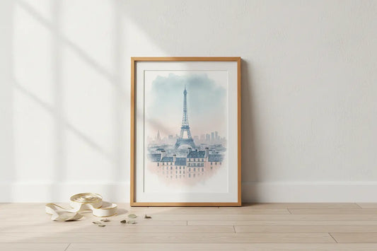 Affiche paris cadeau souvenir avec poster paris imprimable représentant la tour eiffel en aquarelle aux tons bleus et roses dans un cadre bois clair
