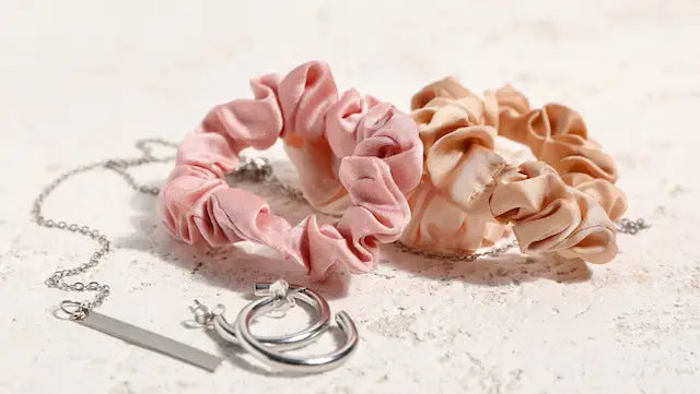 Les scrunchies: L’accessoire tendance pour sublimer vos coiffures