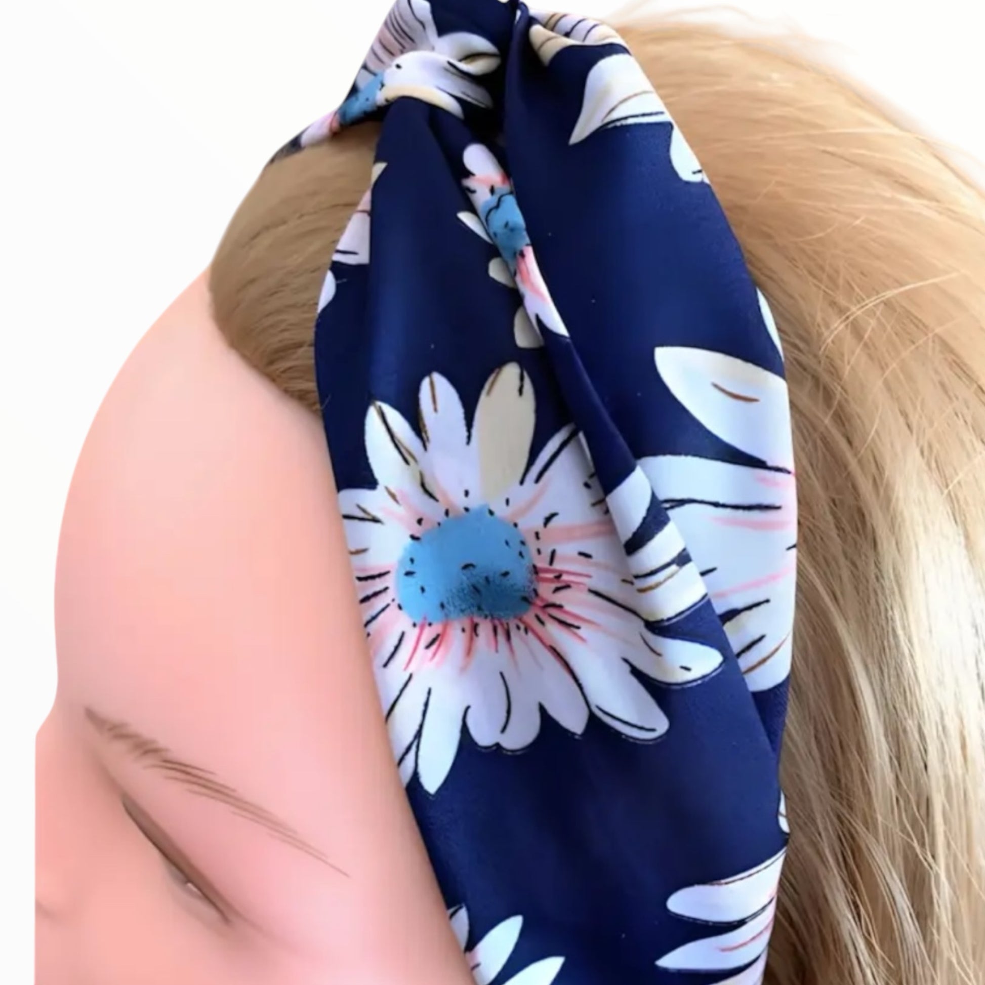 Accessoire cheveux bandeau floral satin bleu, idéal pour une tenue chic et féminine