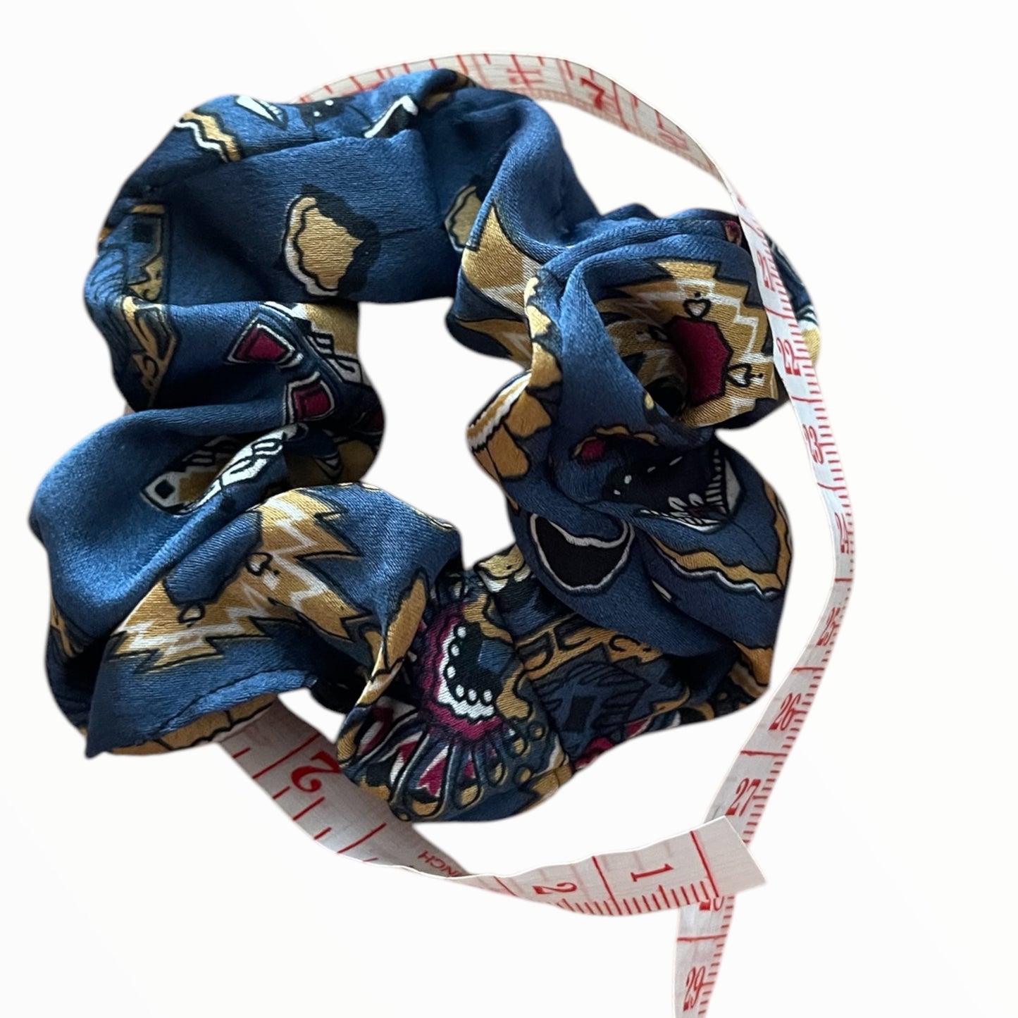 Accessoire cheveux chouchou satin bleu floral, parfait pour des coiffures élégantes et confortables.