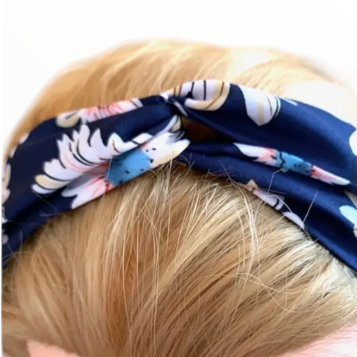 Bandeau satin bleu avec élastique, motif floral, accessoire de coiffure féminin.