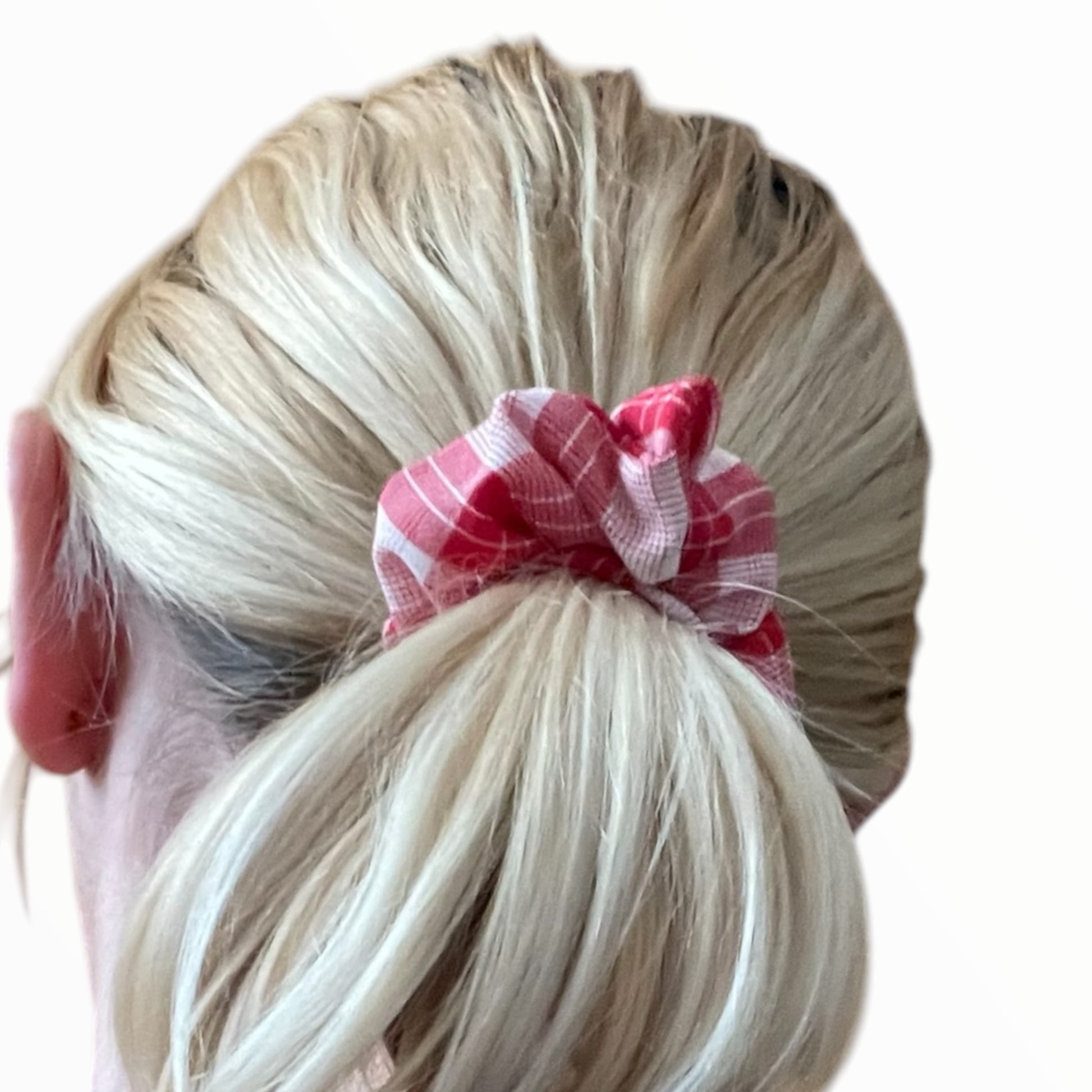 Chouchou à carreaux pour une coiffure moderne et estivale, tendance printemps-été
