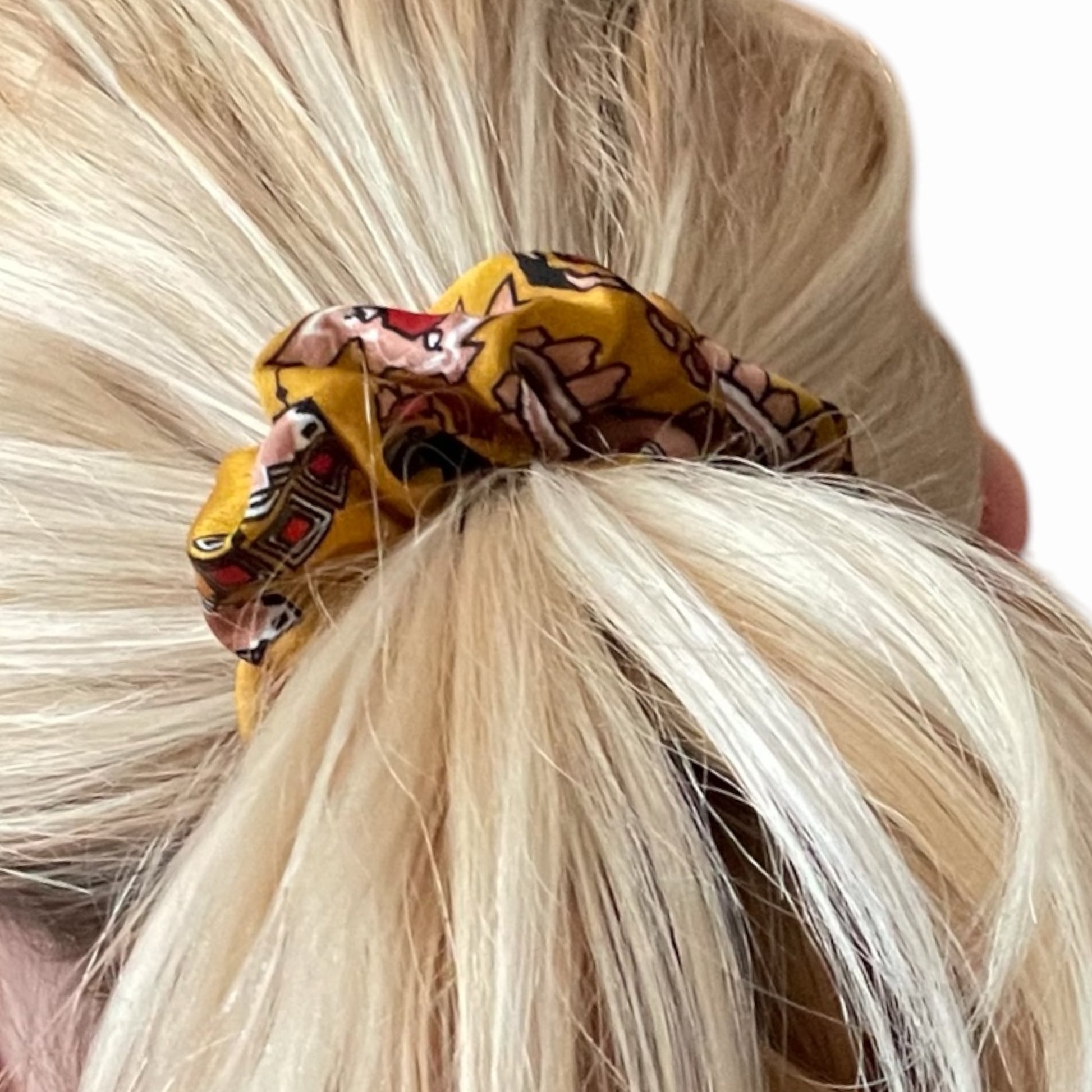 Chouchou satin floral jaune, l'accessoire mode pour cheveux