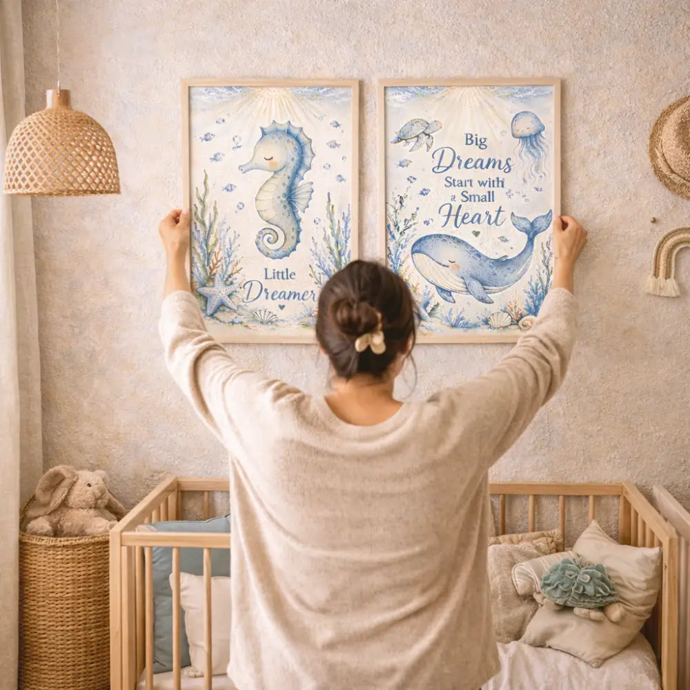 Affiche animaux marins en aquarelle bleue encadrée en bois clair pour deco bord de mer et wall art oceanique