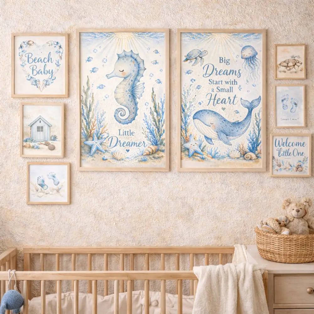 Affiche enfant avec animaux marins bleus en aquarelle dans cadres bois clair pour décoration murale bord de mer