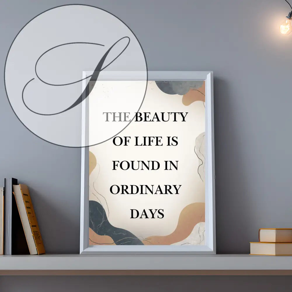 Affiche murale minimaliste avec citation murale imprimable en noir sur fond crème et formes marbrées beige et gris pour décoration intérieure neutre