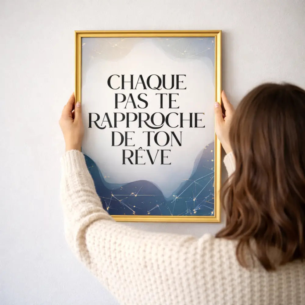 Affiche murale originale cadre doré avec montagne bleue nuit et phrase motivation idée cadeau noël décoration bureau
