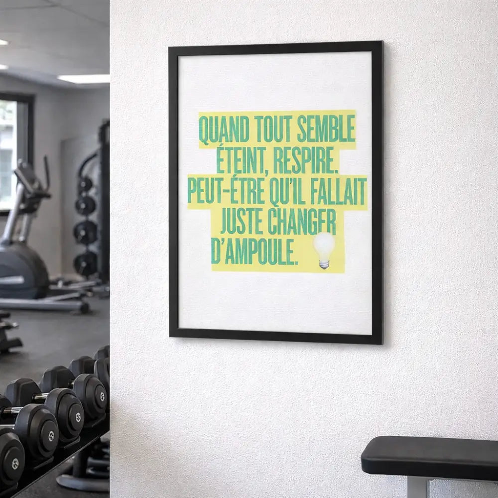 Poster inspirant décoratif avec citation motivation en texte vert sur fond jaune et blanc avec ampoule illustrée encadrée noire