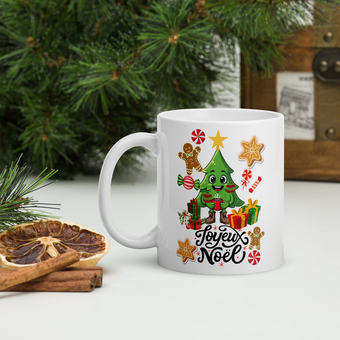 Tasse Noël sur une table décorée pour les fêtes