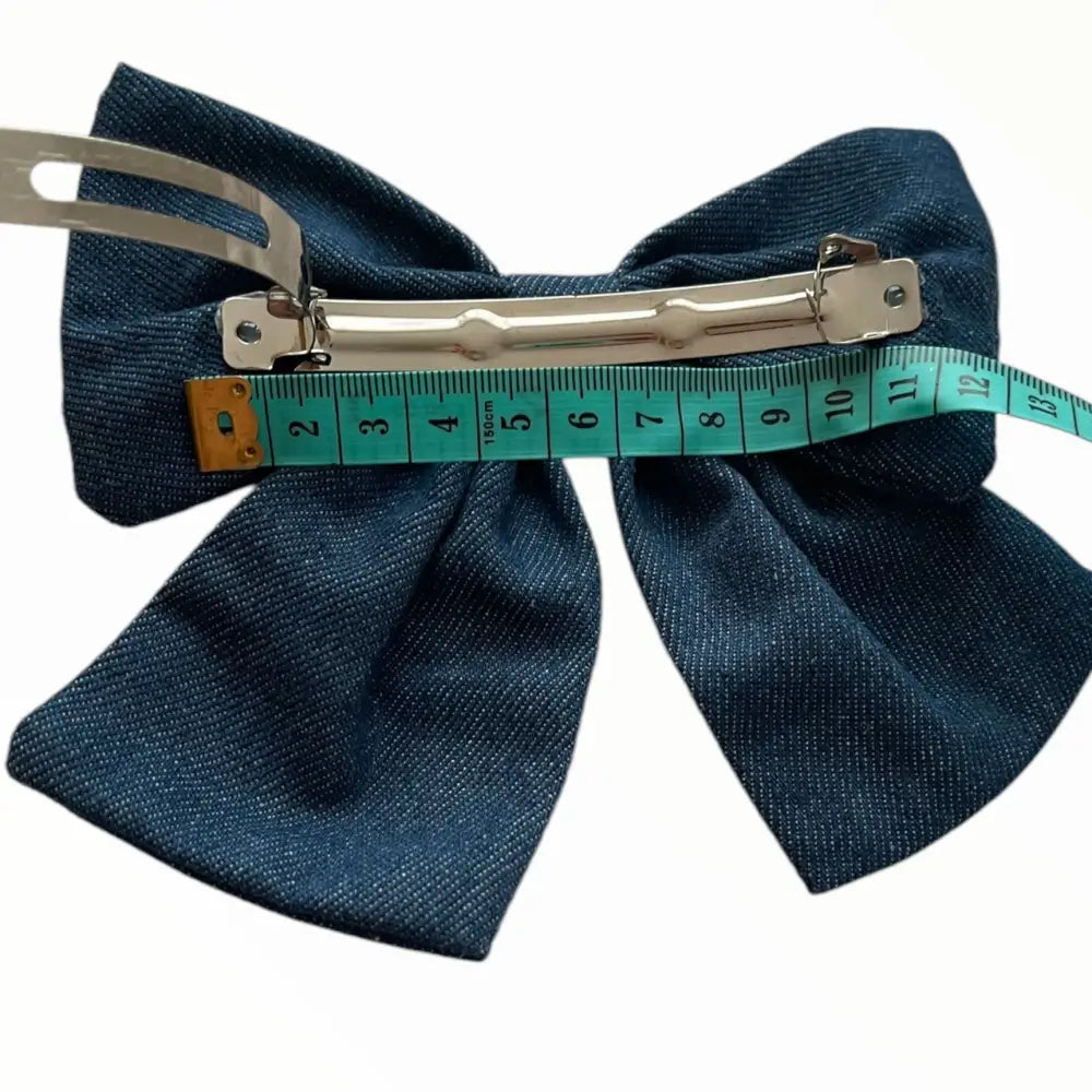 Grande Barrette en Jeans à Nœud Papillon – L'Accessoire Incontournable