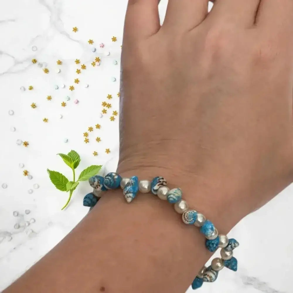 Bracelet femme élastique avec perles blanches et coquillage bleu