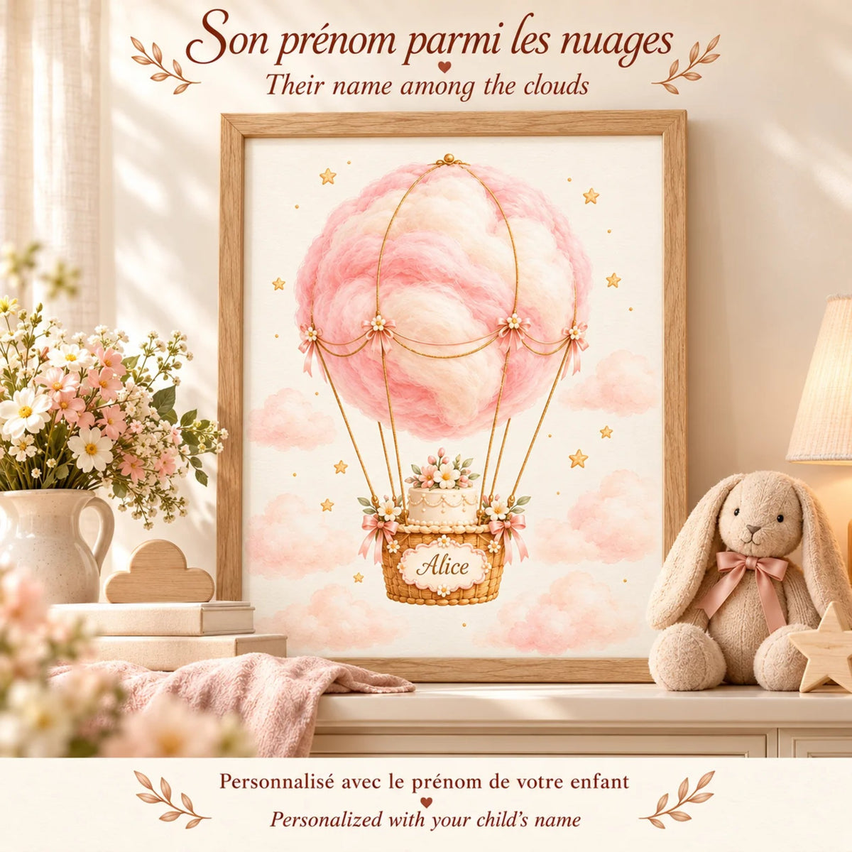 Cadeau naissance : affiche montgolfière rose au prénom de bébé encadrée dans une chambre de bébé fille
