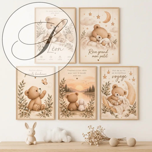 Cadeau naissance : 5 affiches ourson personnalisées avec citations encadrées au-dessus d’un lit bébé en bois