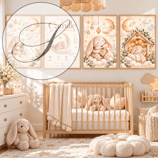 Cadeau bébé personnalisé : 4 affiches personnalisées lapin encadrées au-dessus d’un lit bébé, chambre beige et crème