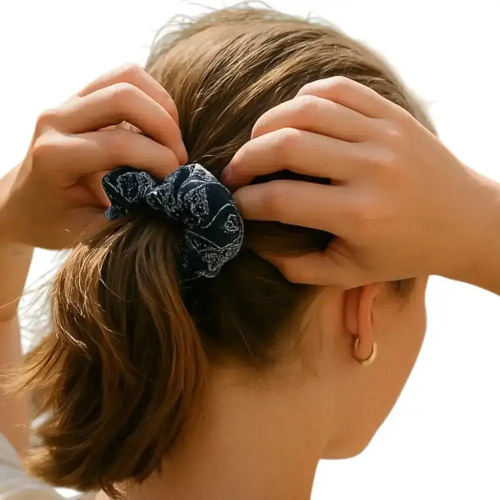 Chouchou cheveux denim pour coiffure bohème et décontractée