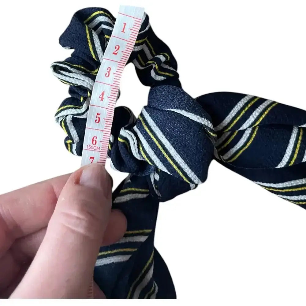 Chouchou cheveux avec foulard détachable bleu rayé – Idéal pour une coiffure bohème